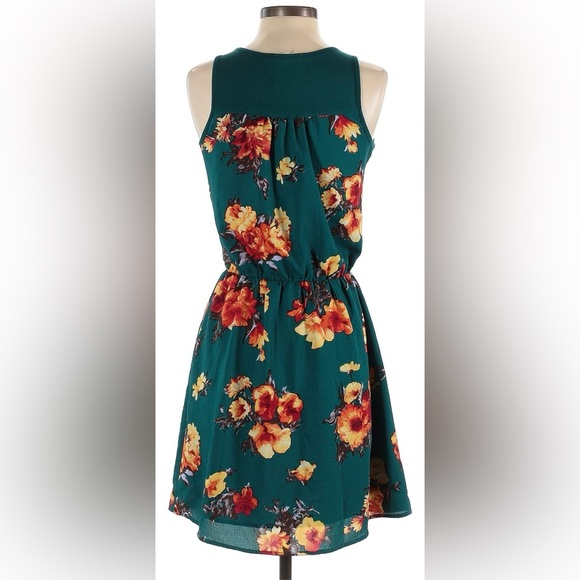 Hawthorne Floral Dress 🌴 - Picture 2 of 8